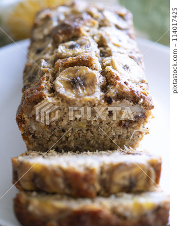 白盤上的香蕉麵包和切片 114017425