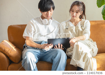 Girls watching tablets 114017836