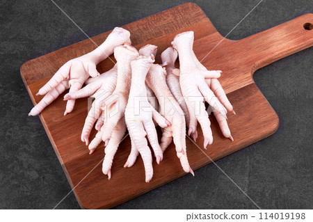 Raw chicken feet Raw chicken feet 114019198