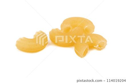 Elbow macaroni isolated 114019204