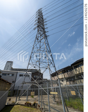 輸電塔穿過人口稠密的居民區 114020276