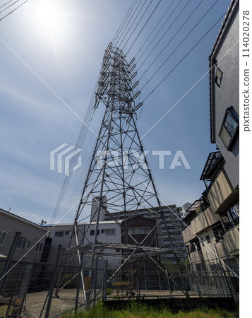 輸電塔穿過人口稠密的居民區 114020278