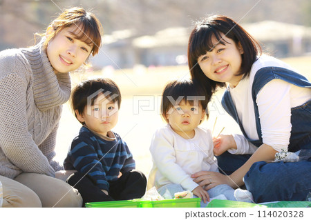 父母和孩子去野餐 父母和孩子去野餐 114020328
