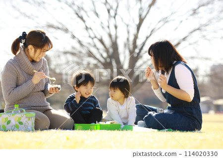 父母和孩子去野餐 父母和孩子去野餐 114020330