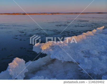 北海道十勝川河口嚴冬，河面薄冰流動，河岸結冰 114020402