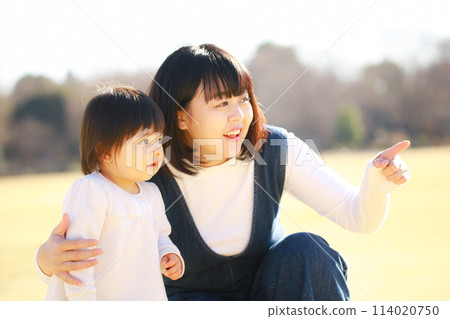 Smile parent and child 114020750