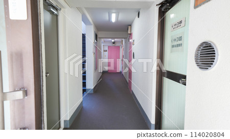 一個老豪宅的走廊 114020804