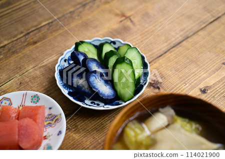 Rice and miso soup, as well as other side dishes that go well with rice 114021900
