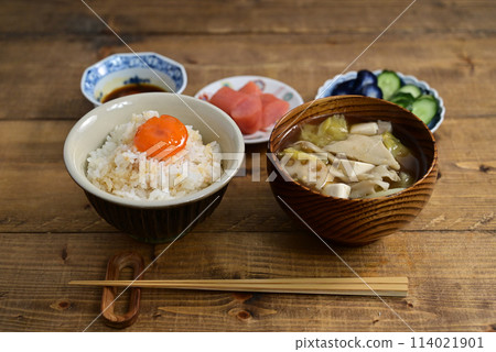 Rice and miso soup, as well as other side dishes that go well with rice Rice and miso soup, as well as other side dishes that go well with rice 114021901
