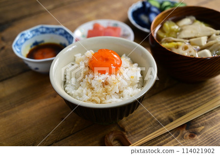 米飯、味噌湯等適合下餐的小菜 114021902