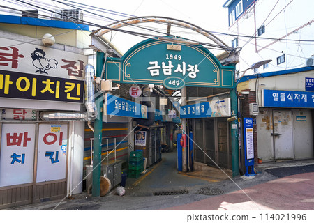 The entrance to Gunnam Market near Seoul [Korea/Gangdong-gu] 114021996