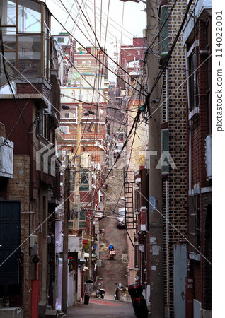 A steep slope in a residential area [Seongnam City, Korea] 114022001