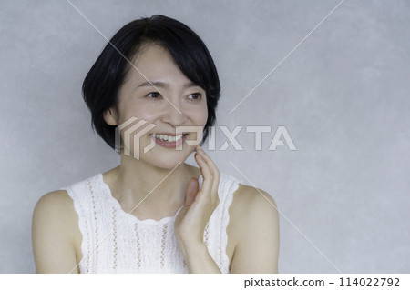 Portrait of middle-aged woman's bust-up beauty Portrait of middle-aged woman's bust-up beauty 114022792