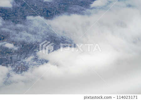 白雲和下面的城市景觀 114023171