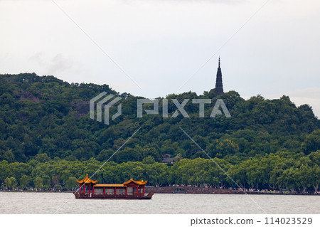 The West Lake of Hangzhou with Baochu Pagoda atop of the hill 114023529