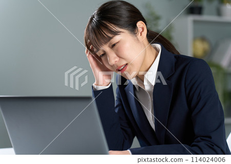 Business woman working overtime at night Business woman working overtime at night 114024006
