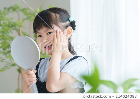 照鏡子的孩子 照鏡子的孩子 114024088