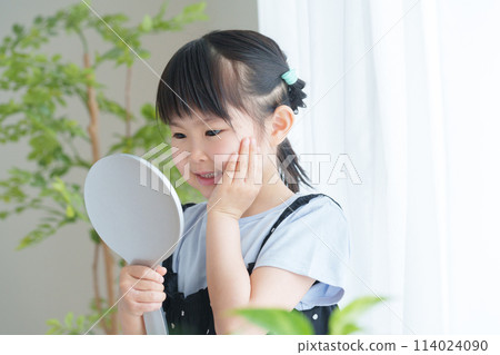 照鏡子的孩子 照鏡子的孩子 114024090