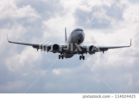 起飛的飛機 114024425