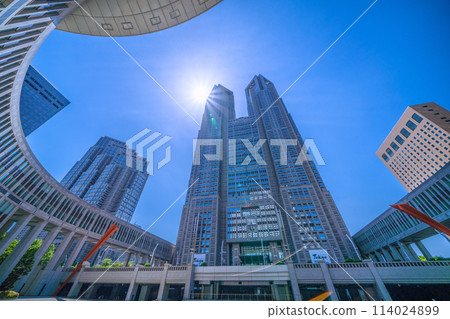 Tokyo cityscape in Japan: View of the Tokyo Metropolitan Government Building and sunlight... a ray of hope 114024899