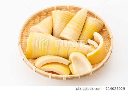 Boiled bamboo shoots on a white background 114025029