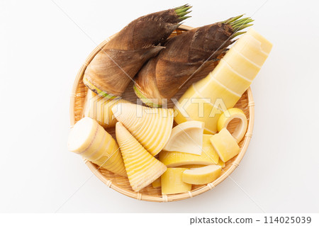 白底皮膚的煮竹筍與生竹筍 白底皮膚的煮竹筍與生竹筍 114025039