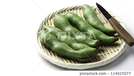 Broad beans (white background) Broad beans (white background) 114025077