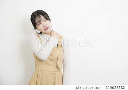有僵硬的脖子的少婦 114025382