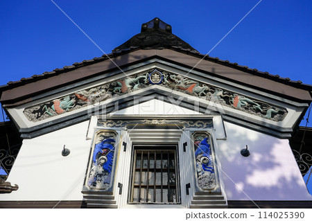 Oriental frescoes: A rice storehouse decorated with trowel paintings (Nagaoka City, Niigata Prefecture) 114025390