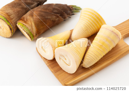 Boiled bamboo shoots and raw bamboo shoots with skin on a white background Boiled bamboo shoots and raw bamboo shoots with skin on a white background 114025720