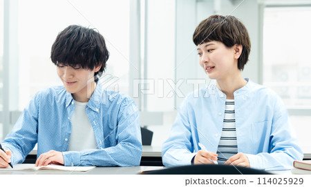 接受講座的青年男女 114025929