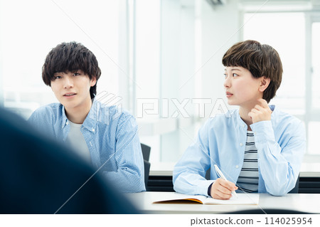 接受講座的青年男女 114025954