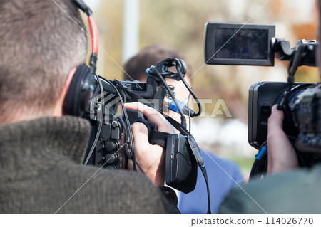 TV interview. News conference. 114026770