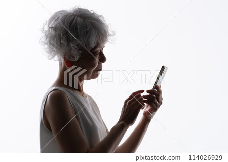 操作智慧型手機的高階女性剪影 114026929