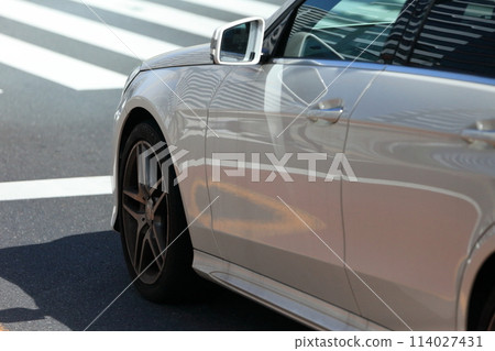 stop line and car 114027431