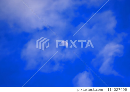 Blue sky with clouds and the moon (background material) 114027496
