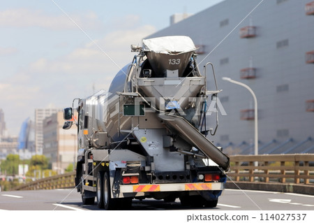 Agitator truck (concrete mixer truck) Agitator truck (concrete mixer truck) 114027537