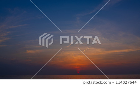 傍晚天空的夕陽和流雲 114027644