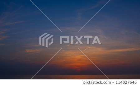 傍晚天空的夕陽和流雲 傍晚天空的夕陽和流雲 114027646