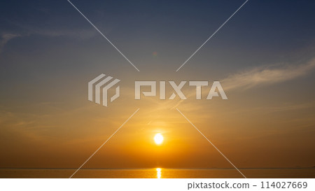 傍晚天空的夕陽和流雲 傍晚天空的夕陽和流雲 114027669