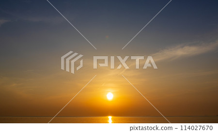 傍晚天空的夕陽和流雲 傍晚天空的夕陽和流雲 114027670