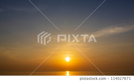 傍晚天空的夕陽和流雲 114027671