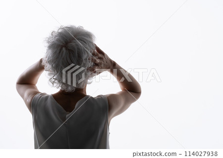 抱著她的頭的高級女性剪影 抱著她的頭的高級女性剪影 114027938