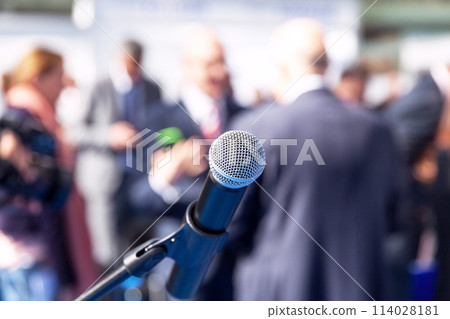 Microphone in focus against blurred people Microphone in focus against blurred people 114028181