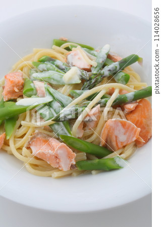 Asparagus and salmon cream pasta close-up high angle 114028656
