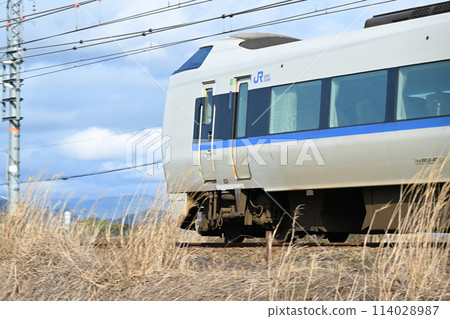 Thunderbird 001 bound for Tsuruga detouring on the Biwako Line due to strong winds on the Kosei Line 114028987