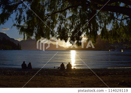 Sunset on Lake Wakatipu, Queenstown, New Zealand Sunset on Lake Wakatipu, Queenstown, New Zealand 114029119