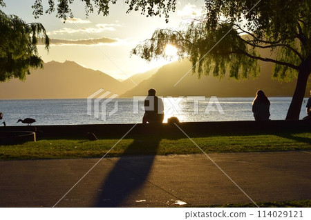 Sunset on Lake Wakatipu, Queenstown, New Zealand 114029121