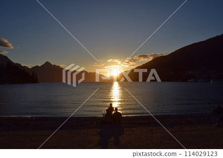 紐西蘭皇后鎮瓦卡蒂普湖日落 114029123