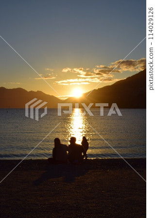 Sunset on Lake Wakatipu, Queenstown, New Zealand Sunset on Lake Wakatipu, Queenstown, New Zealand 114029126